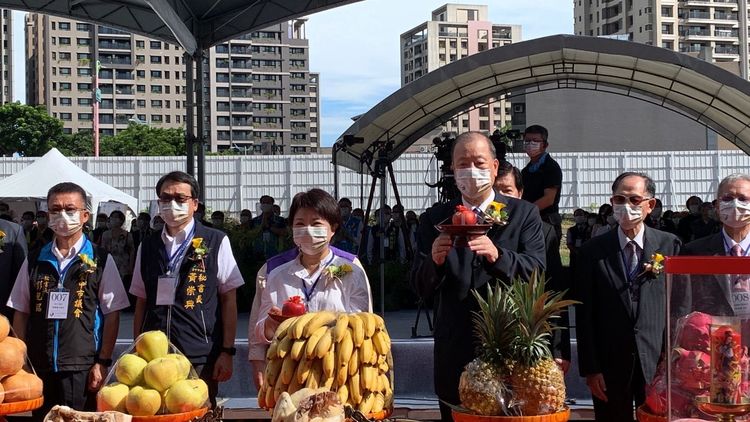 台中市長盧秀燕與取得興建經營權的中國醫大董事長蔡長海一起焚香獻果祭拜上天，祈求順利完工造福台中市民。曾雪蒨攝