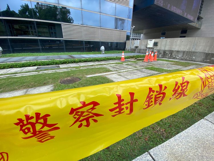 警方在女子墜樓現場拉起封鎖線。周庭慶攝