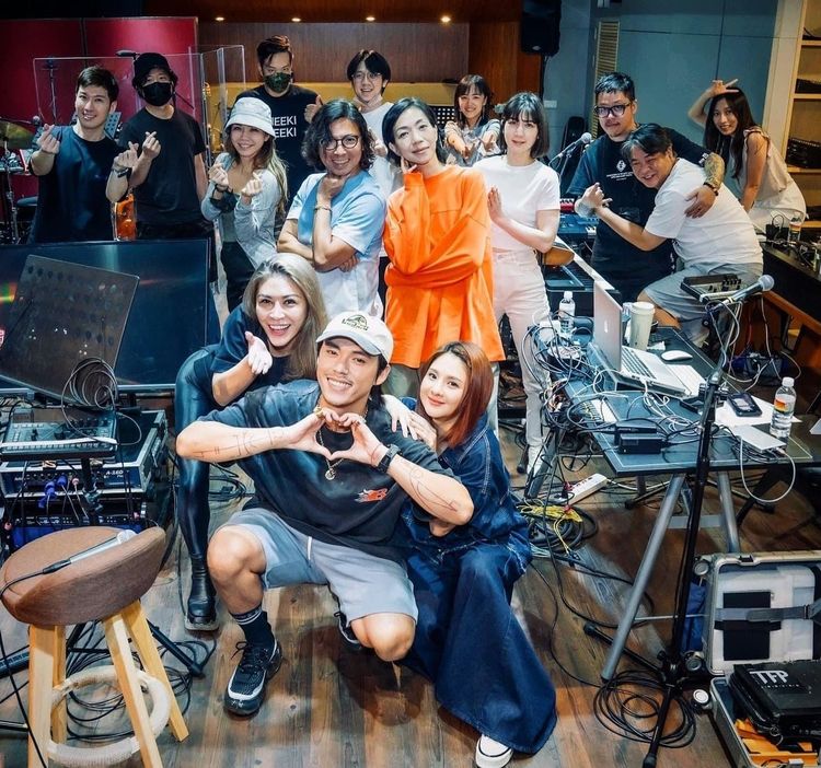 艾怡良（左起）、HUSH 、郭靜與郭蘅祈、萬芳（後排中）與樂手為晚上勇氣場練唱。愛之日常音樂節提供