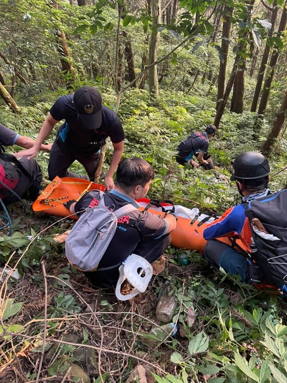 救難人員處置遺體。民眾提供