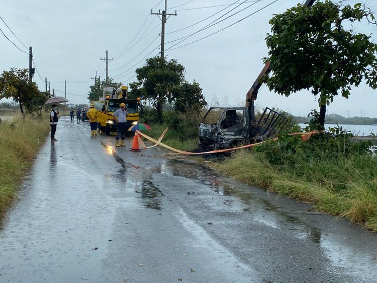 吊車魚塭作業誤觸高壓電三死。讀者提供