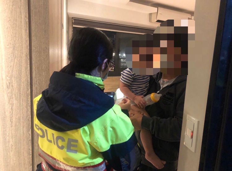 這名父親抱著兒子，連聲向警方致謝。警方提供