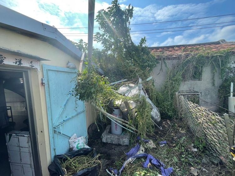 水塔從屋頂掉落時，除了壓傷張男左大腿，也波及瓦斯桶。讀者提供