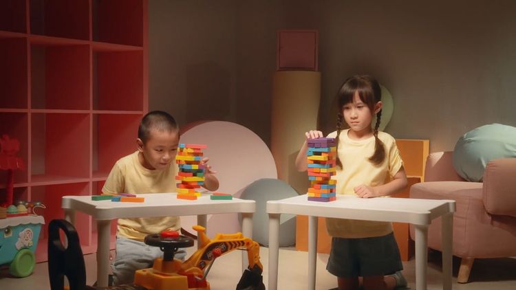 陳其邁今推出「緊看邁」短片，以兒童玩疊疊樂來比喻高市府團隊拆中博高架橋的效率。高市府提供