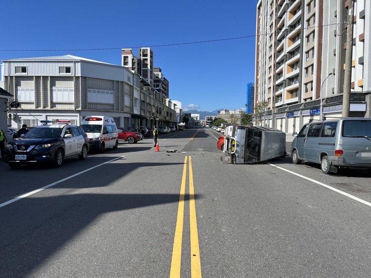 小貨車翻車橫躺路邊。台東分局提供