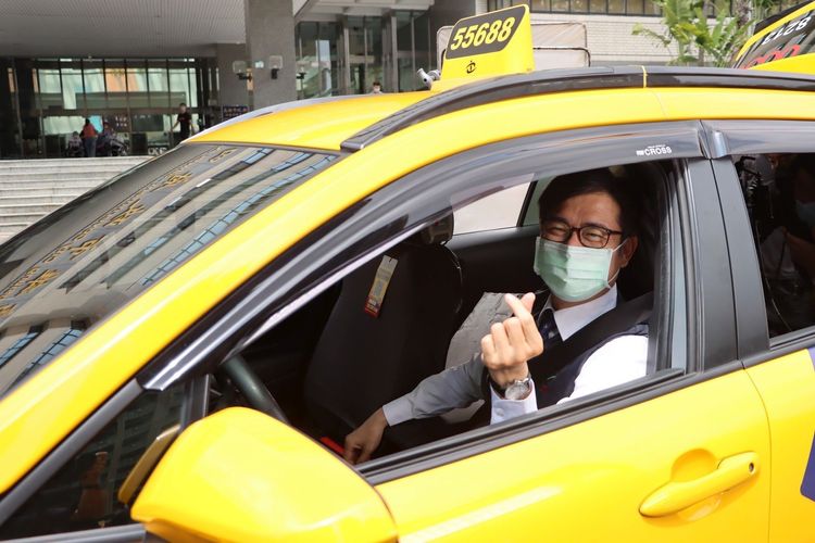 陳其邁化身小黃運將，宣導高市府新上路的補助孕婦產檢車資政策。高市府提供