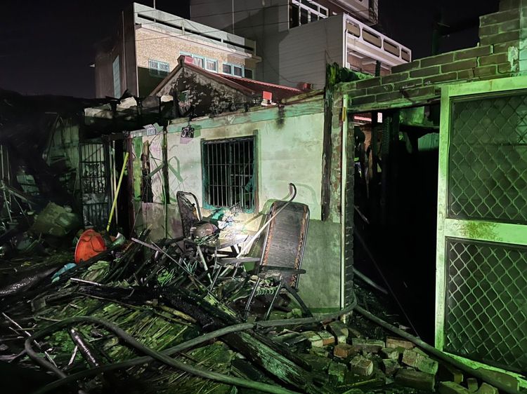 83歲老婦人因屋頂倒塌受困，救出送醫宣告死亡。嘉義消防局提供