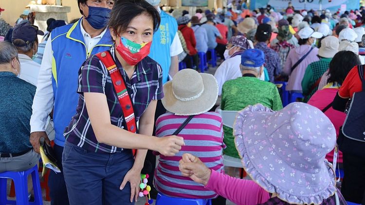 谷辣斯勤跑原鄉部落，提出網路布建、緊急遠距醫療解決困境。谷辣斯競選總部提供