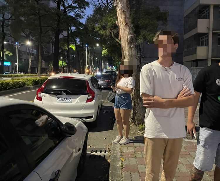 雷姓男子（穿白上衣者）的呼氣酒測值沒有酒精反應。讀者提供