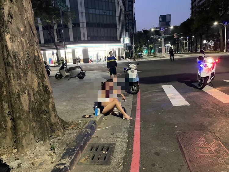 雷姓男子車上的乘客吳姓女子及陳姓男子，車禍後坐在路邊休息。讀者提供