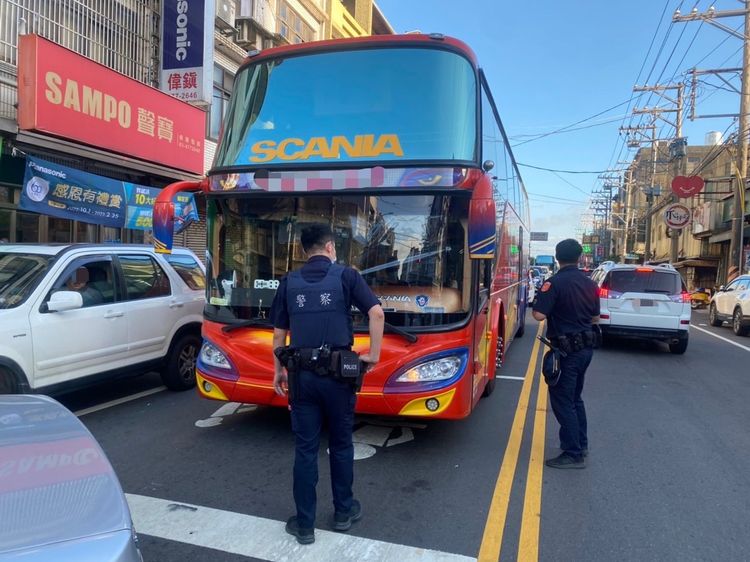 遊覽車故障拋錨在路中。楊梅警分局提供