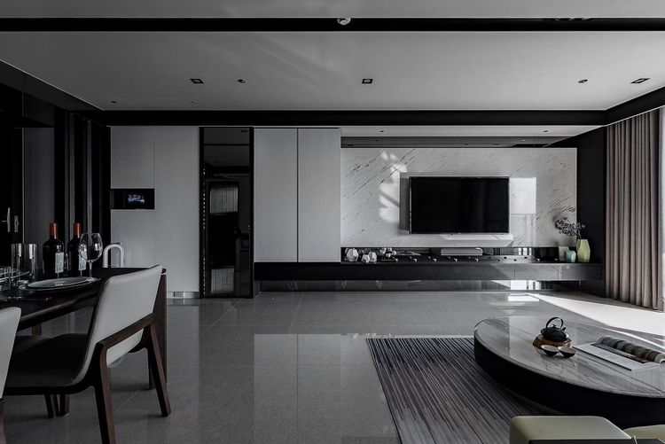客廳走灰階色調營造現代感。吳宜哲提供