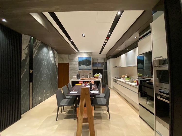 廚房的收納櫃擺放家電，只有冰箱露出。吳宜哲提供