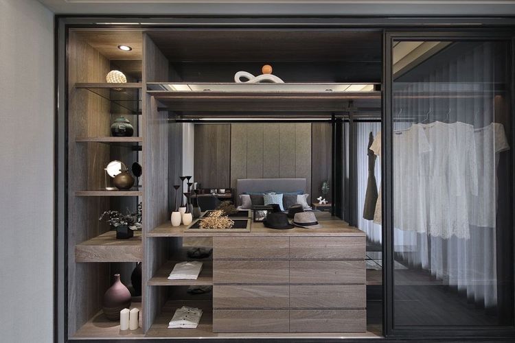 衣櫃加裝除溼棒和紫外線燈。吳宜哲提供