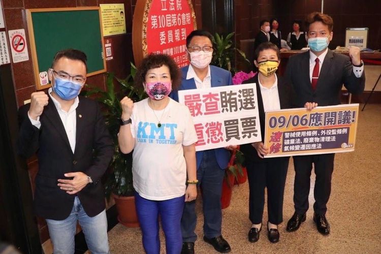 今天前五位報到者（左起）洪孟楷、葉毓蘭、民進黨立委陳歐珀、時代力量立委陳椒華、台灣民眾黨立委邱臣遠。林林攝