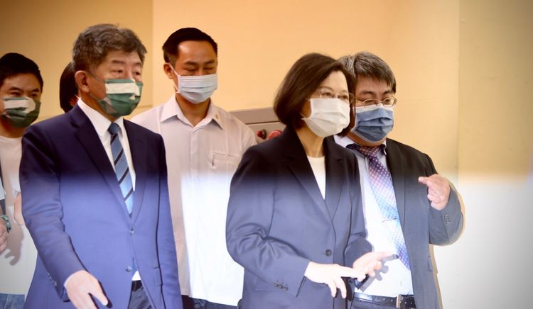 陳時中在總統蔡英文的陪同下，出席職能治療師全聯會2022創會20週年紀念學術研討會。林林攝