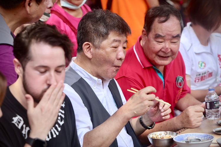 陳時中先前於慈聖宮外大啖美食。資料照片