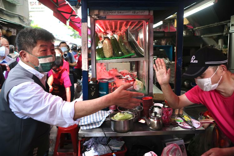 政治人物透過吃小吃，有助建立親民、接地氣形象。資料照，林林攝