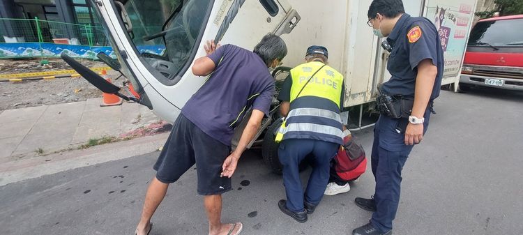 警方查找車身號碼。翻攝畫面