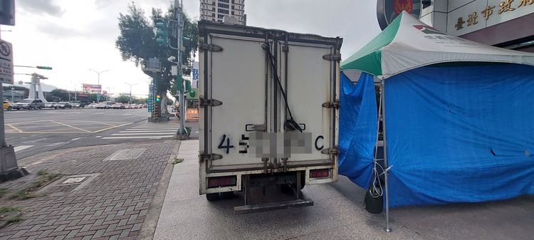 警方依法扣牌扣車。翻攝畫面