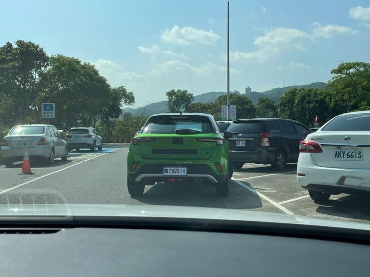 無論是紅車還是綠車，車尾都可看到右下方有明顯的雙出排氣尾管，證明均為汽油動力。網友提供
