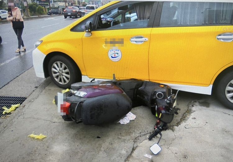 機車撞到停等中的計程車。中壢警分局提供