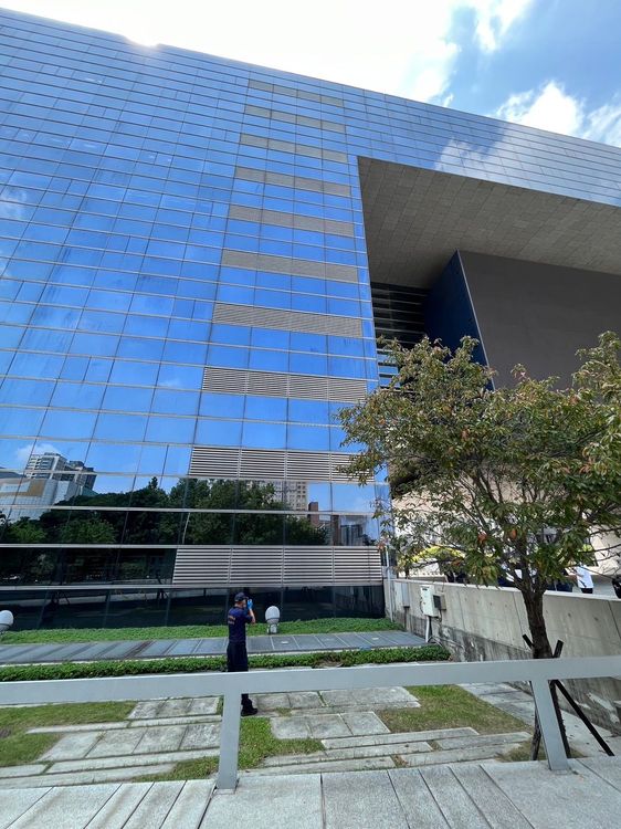 台中市警察局到墜樓現場圍起封鎖線，釐清墜樓原因。民眾提供