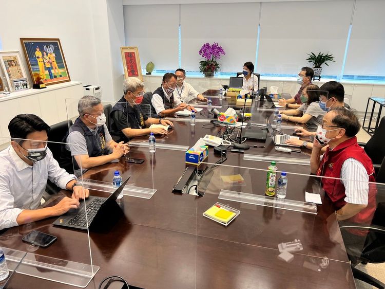 台中市長盧秀燕在強震發生後立即中止午後行程，返回市府主持防災救災會議。台中市政府提供