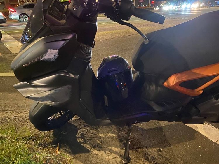騎士機車明顯毀損。翻攝畫面
