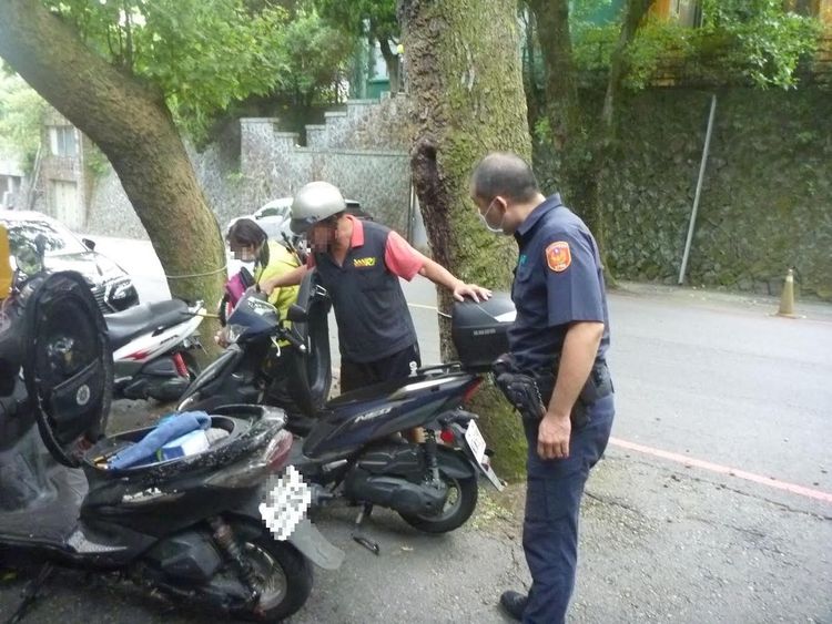 警方找來機車師傅，協助洪婦發動機車。翻攝畫面