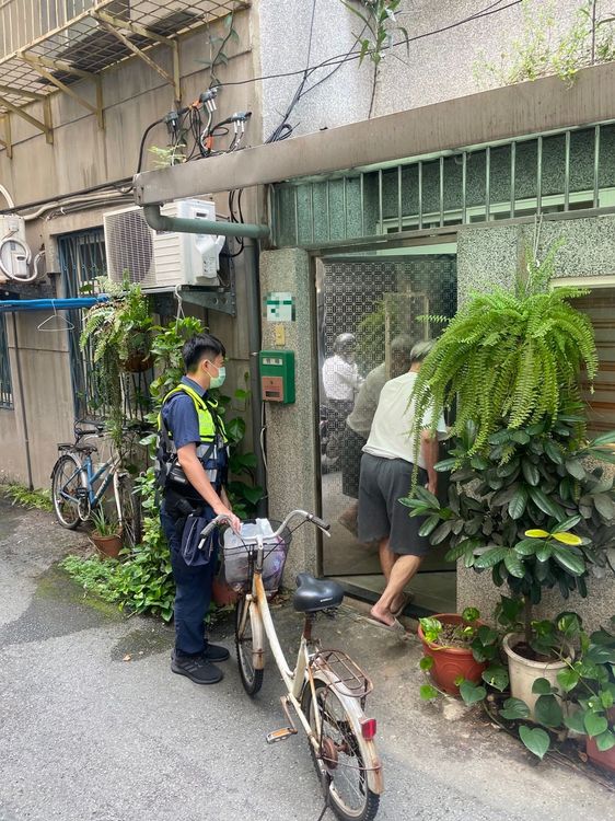 警方護送賴翁返家休息。翻攝畫面