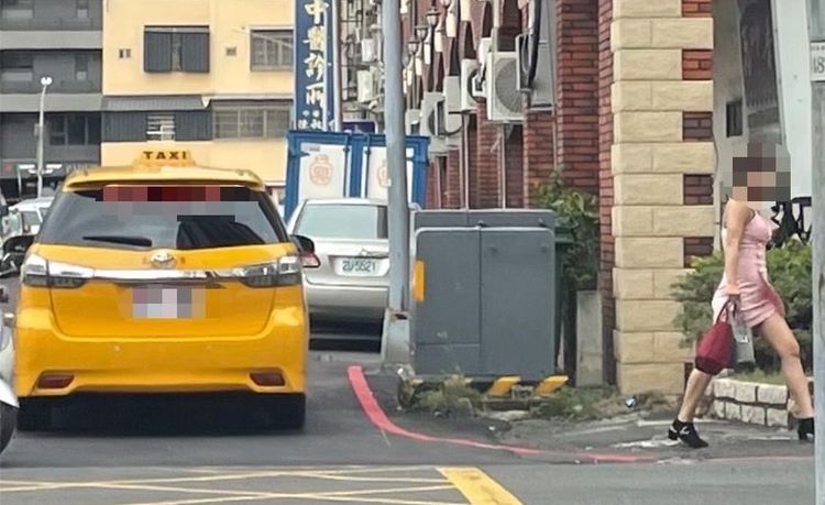 李姓女子從計程車下車後，獨自走進摩鐵。讀者提供