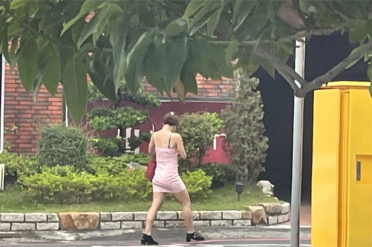 李姓女子走進摩鐵。讀者提供