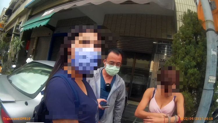 王姓馬伕開計程車要來接完成性交易的李姓女子（右1）時，車上另有一名31歲李姓應召女（左1）。讀者提供