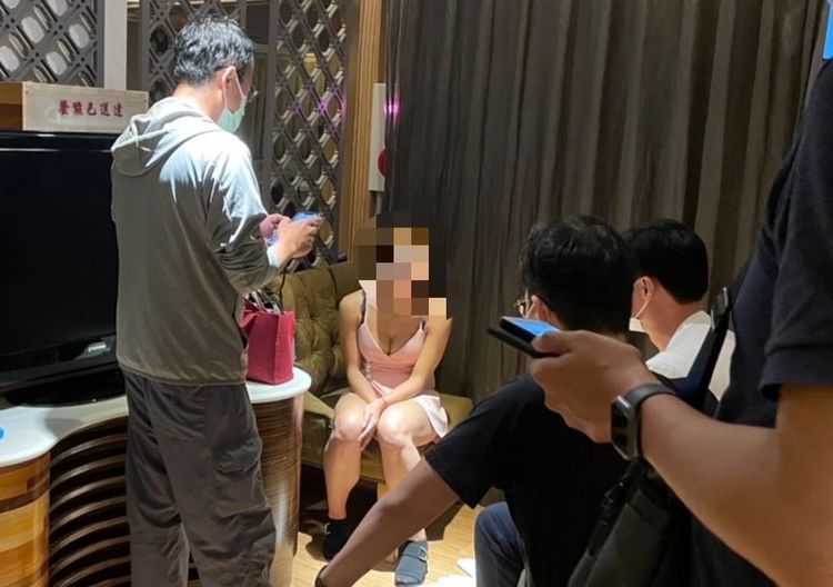 警方帶李姓女子重回摩鐵進行調查。讀者提供