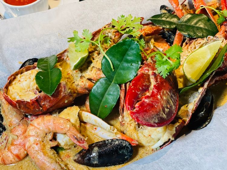 豪華叻沙海鮮桶。曾仲葳攝