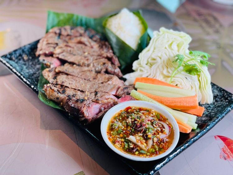 炭烤美國頂級肋眼牛排配糯米飯佐泰式香料酸辣醬。曾仲葳攝