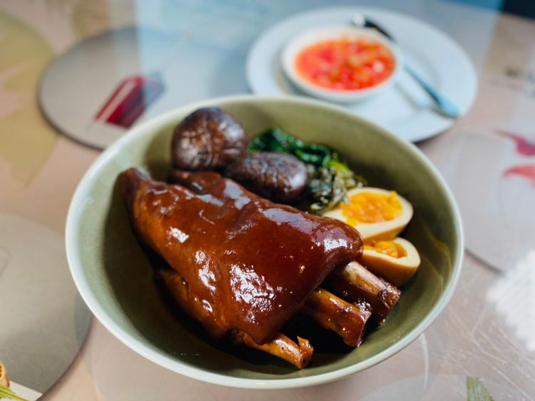 泰式五香豬蹄佐醬香滷蛋。曾仲葳攝