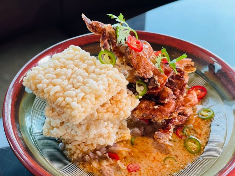 酥炸軟殼蟹與烤米餅佐椰汁肉碎。曾仲葳攝