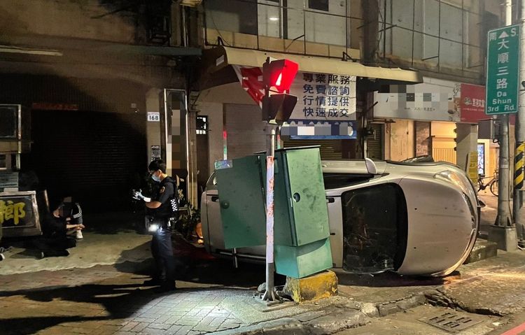 王姓男子酒後駕車自撞路口號誌箱及台電變電箱，車輛當場翻覆，幸好僅造成王男及車上2乘客輕傷。讀者提供