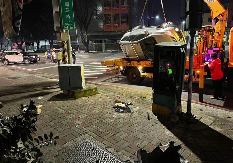 現場路口交通號誌箱及台電變電箱雖遭波及，但設備均仍正常運作。讀者提供