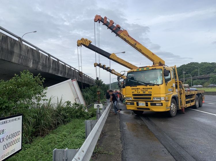 吊車將翻落的大貨車吊起。翻攝畫面