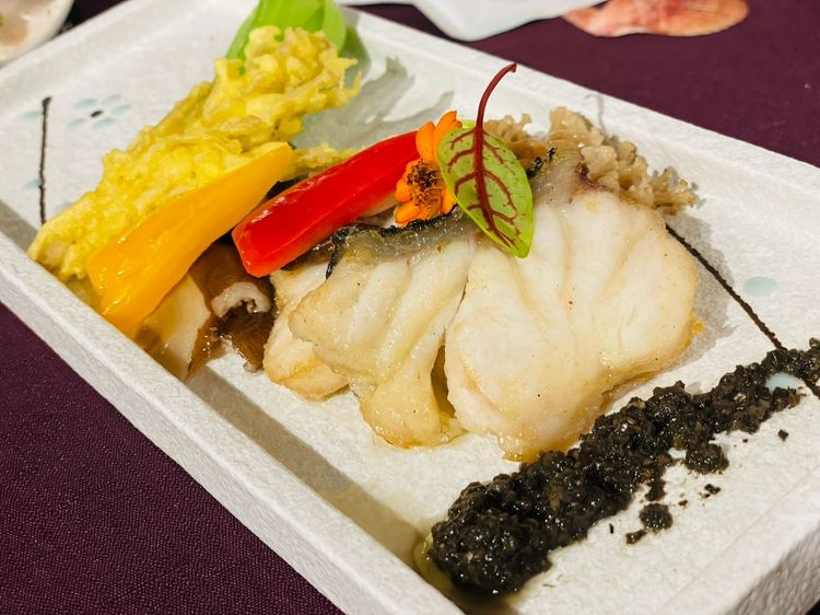 「魚之饗宴套餐」，每人1680元+10%，包含這道松露花菜炒龍虎魚球。曾仲葳攝