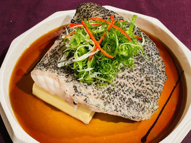 「清蒸白玉龍虎魚磚」，以龍虎斑最精華的部位搭配嫩豆腐一起蒸煮。曾仲葳攝