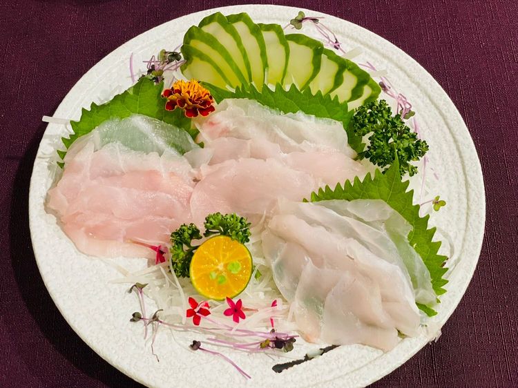 「鱻活一號龍虎斑生魚片」，以主廚刀工帶出熟成後龍虎斑的甜美肉質，打破石斑野生才能生食的迷思。曾仲葳攝