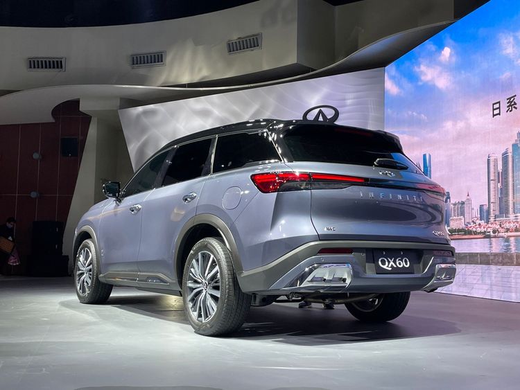 全新QX60車尾相較於過往，風格上更顯得時尚簡約，其中細長化的LED琴鍵式尾燈組，搭配中央的黑色亮面飾板相連，達到近年流行的橫向貫穿視覺。林浩昇攝