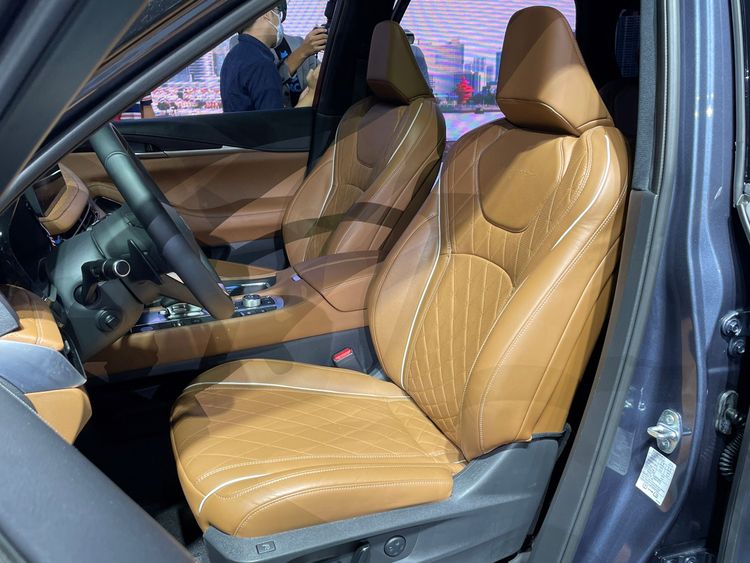 Autograph極致六人座套件，全車採更講究的菱格紋皮革座椅，整體視覺更顯細膩奢華。林浩昇攝