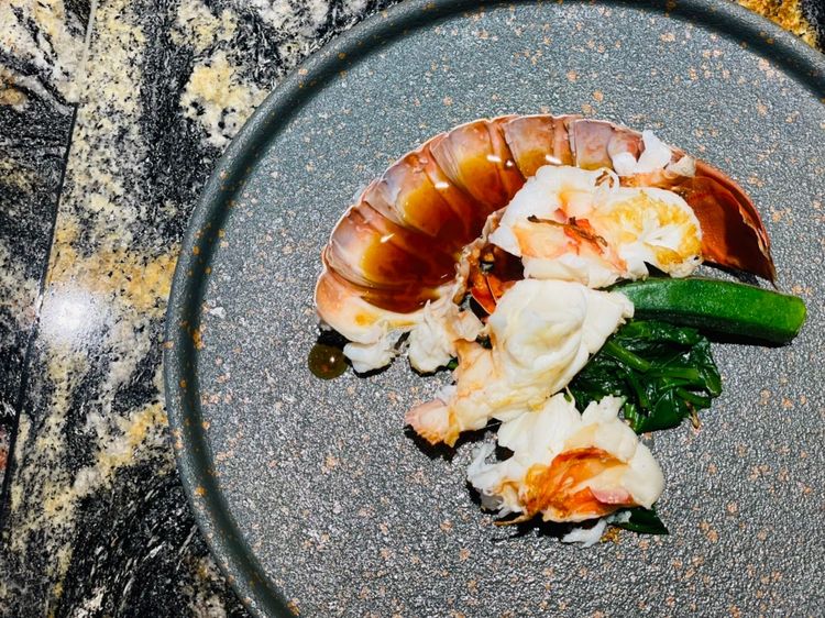 龍蝦肉簡單煎熟後肉質彈牙，再搭配主廚特調柚子胡椒醬汁，酸香中充斥胡椒香氣。曾仲葳攝