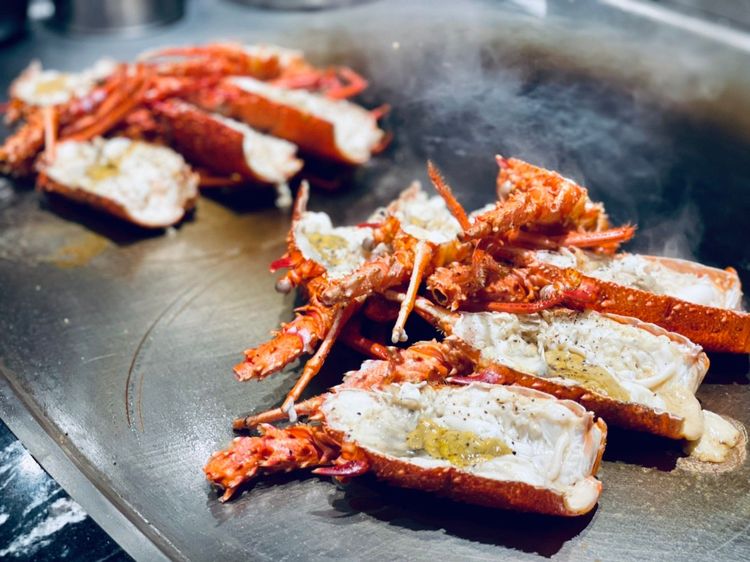 魚貫鐵板燒的重頭戲之一：澳洲水姑娘活龍蝦兩吃。曾仲葳攝