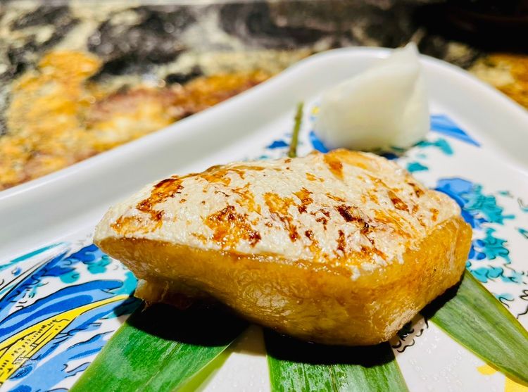 「烤鰤魚下巴」選用富含Omega3、DHA，油脂豐厚的鰤魚，入口完全沒有腥味，吃完齒頰留香。曾仲葳攝